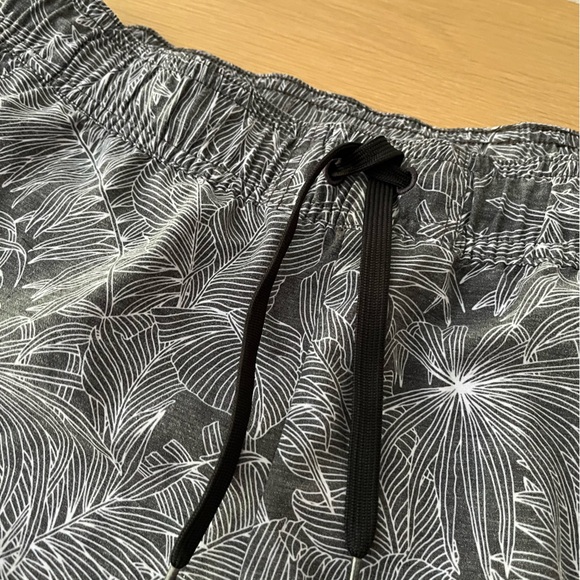 prAna Mariya Shorts in Black Fronds - Picture 4 of 9